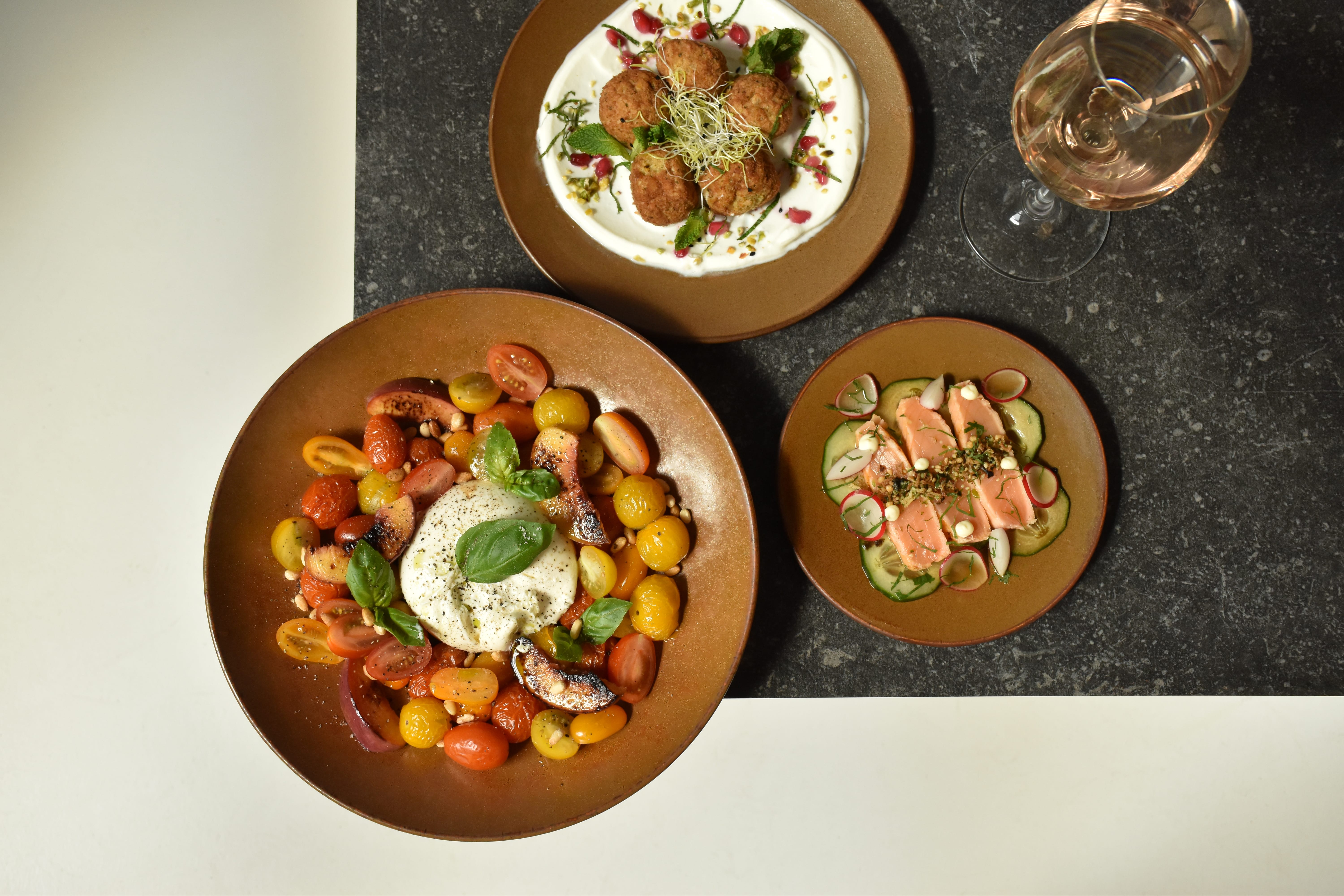 The Ovio plates present three sophisticated dishes: salmon tataki, falafel with yogurt dip and burrata with tomato, in a perfect balance of shape and taste.